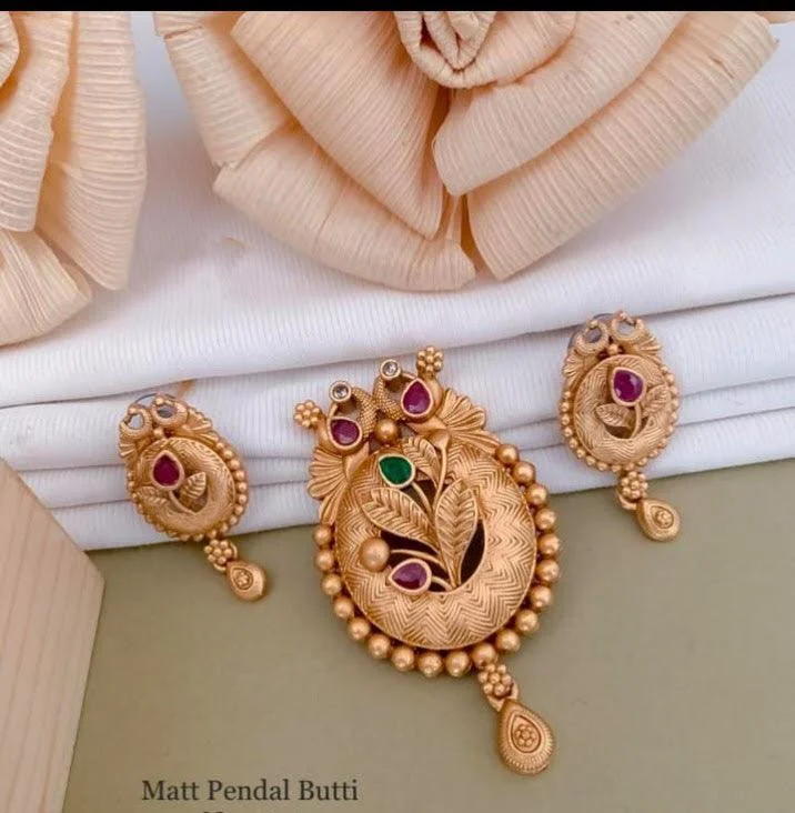 classic wedding set with diamonds Matte Finish Kundan Pendant With Earring Set